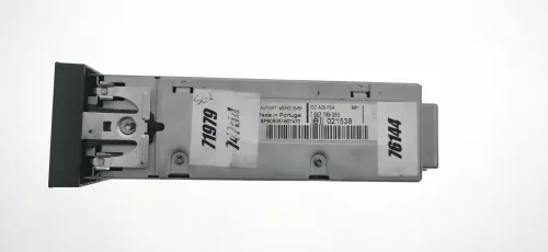 PSA / Stellantis WISSELAAR (CAN) ZIT ONDER RADIO IN DASHBOARD/ (0000251019)